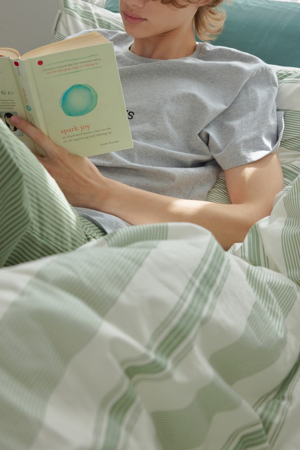 [오디넌트] 토누 스트라이프 60수 순면 차렵이불 Q 베개커버+이불세트는 퀸(Q) 사이즈의 침구세트입니다. 부드러운 60수 순면 소재로 제작되어 사계절 내내 포근하게 사용할 수 있으며, 차렵이불과 베개커버로 구성되어 있습니다. 화이트와 그린 두 가지 색상으로 제공되며, 스트라이프 무늬가 깔끔하고 세련된 분위기를 연출합니다. 남녀노소 누구나 사용 가능한 디자인으로, 일상생활에서 편안함을 더해줍니다. 
