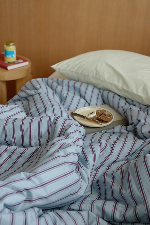 [오디넌트] 글래드 60수 고밀도 순면 사계절 차렵이불 Q 단품은 부드러운 촉감의 퀸 사이즈 이불입니다. 화이트와 레드의 두 가지 색상으로 제공되며, 스트라이프 패턴 디자인이 특징입니다. 60수 고밀도 순면 소재로 제작되어 사계절 내내 쾌적하게 사용할 수 있습니다. 차렵이불 형태로 제작되어 간편하게 사용할 수 있으며, 포근함을 선사합니다.
