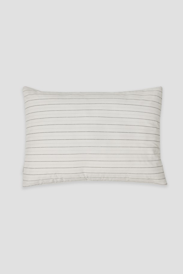 [오디넌트] 와이드 스트라이프 60수 순면 베개커버는 부드러운 촉감의 60수 순면 소재로 제작되었습니다. 시원하고 깔끔한 화이트 컬러 바탕에 와이드 스트라이프 패턴이 적용되어 시각적인 포인트를 더합니다. 침구 용도로 사용하기 적합하며, 편안한 잠자리를 위한 최적의 선택입니다. 심플하면서도 세련된 디자인으로 침실 분위기를 더욱 아늑하게 연출할 수 있습니다.
