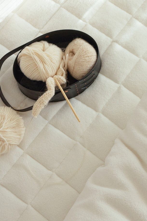 [오디넌트] 모플리 양털 극세사 논슬립 패드 SS는 부드러운 촉감의 화이트 컬러 무지 패드입니다. 8mm 두께의 폴리에스테르 극세사 소재로 제작되었으며, 사계절 내내 사용할 수 있습니다. 항균 99.9% 인증, OEKO-TEX Standard 100 인증을 받아 안심하고 사용할 수 있으며, 4면 밴딩 처리로 편리하게 사용할 수 있습니다. 정전기 방지, 경량 기능과 세탁 후 형태 유지가 용이하며 필링 방지 기능으로 오래도록 쾌적하게 사용할 수 있습니다. 매트리스 패드 또는 침구용으로 사용하기 적합합니다.
