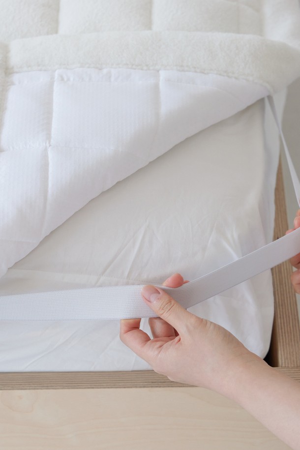 [프리오더+사은품 증정] 오디넌트 모플리 양털 극세사 논슬립 패드 Q는 부드러운 극세사와 양털 소재를 사용하여 포근함을 선사하는 퀸 사이즈 패드형 침구입니다. 퀼팅 처리로 디자인의 완성도를 높였으며, 두툼한 두께감으로 편안한 잠자리를 제공합니다. 화이트 색상으로 깨끗하고 깔끔한 침실 분위기를 연출할 수 있습니다. 미끄럼 방지 기능이 있어 침대 위에서 밀림 없이 안정적으로 사용할 수 있습니다. 지금 프리오더 시, 푸짐한 사은품 혜택까지 받아보세요.
