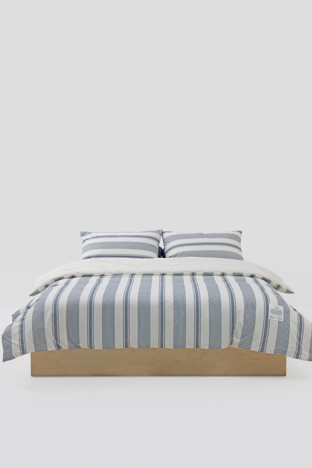 [오디넌트] 토누 스트라이프 60수 순면 차렵이불 S(SS) 베개커버+이불세트는 부드러운 60수 순면 소재로 제작되어 피부 자극 없이 포근한 잠자리를 선사합니다. Navy Cream, Matcha Cream 두 가지 색상으로 제공되며, 스트라이프 패턴이 은은한 포인트를 더합니다. 흡습, 통기, 보온 기능으로 사계절 내내 쾌적하게 사용할 수 있으며, 얇은 두께로 가볍고 형태 안정성이 뛰어납니다. OEKO-TEX STANDARD 100 인증을 받아 안심하고 사용할 수 있으며, 베개커버와 이불 세트로 구성되어 있습니다.
