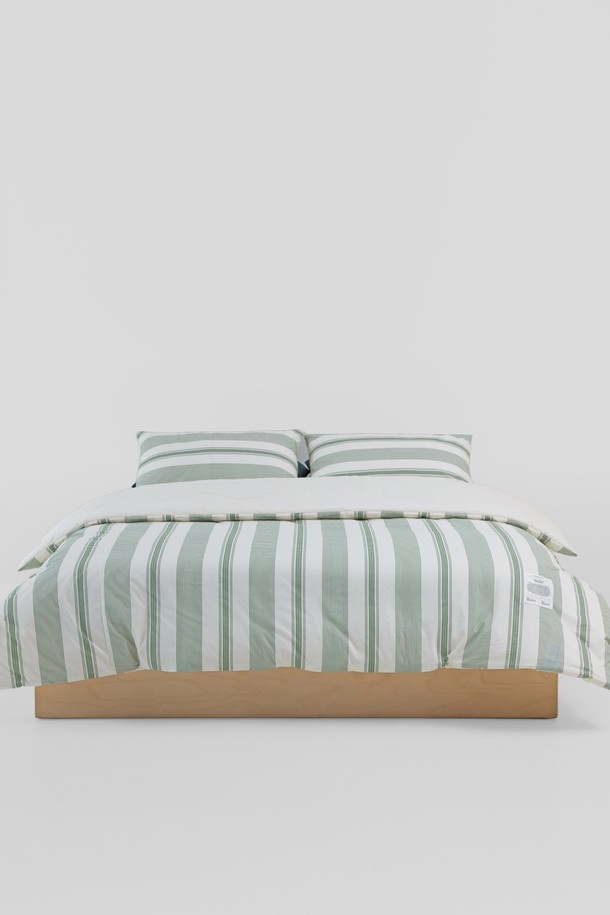 [오디넌트] 토누 스트라이프 60수 순면 차렵이불 S(SS) 베개커버+이불세트는 부드러운 촉감의 60수 순면 소재로 제작되어 흡습, 통기, 속건 기능이 뛰어납니다. 네이비 크림, 말차 크림 두 가지 색상으로 출시되었으며, 미니멀하고 베이직한 스트라이프 패턴 디자인으로 사계절 내내 사용하기 좋습니다. OEKO-TEX STANDARD 100 인증을 받아 안심하고 사용할 수 있으며, 화학 물질 무첨가 및 형태 안정 가공으로 세탁 후 변형을 최소화했습니다. 가볍고 보온성이 우수하며, 회복력이 뛰어나 오랫동안 쾌적하게 사용할 수 있습니다.
