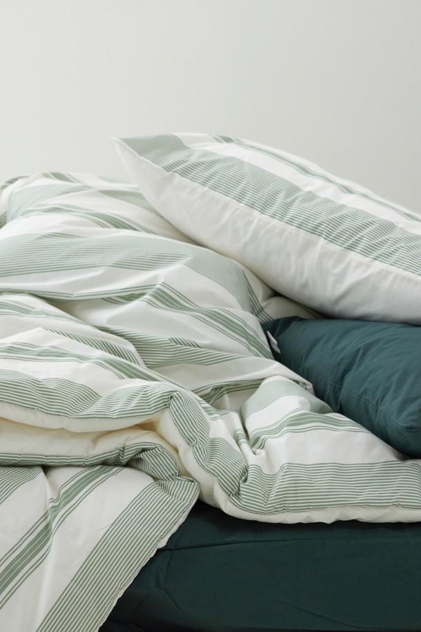 [오디넌트] 토누 스트라이프 60수 순면 차렵이불 Q 베개커버+이불세트는 퀸(Q) 사이즈의 침구세트입니다. 부드러운 60수 순면 소재로 제작되어 사계절 내내 포근하게 사용할 수 있으며, 차렵이불과 베개커버로 구성되어 있습니다. 화이트와 그린 두 가지 색상으로 제공되며, 스트라이프 무늬가 깔끔하고 세련된 분위기를 연출합니다. 남녀노소 누구나 사용 가능한 디자인으로, 일상생활에서 편안함을 더해줍니다. 
