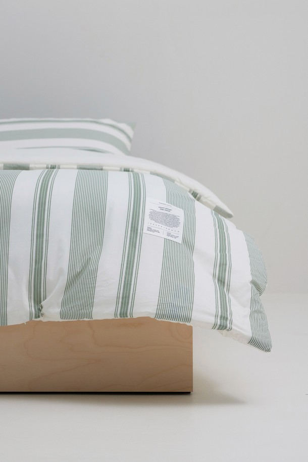 [오디넌트] 토누 스트라이프 60수 순면 차렵이불 S(SS) 베개커버+이불세트는 부드러운 촉감의 60수 순면 소재로 제작되어 흡습, 통기, 속건 기능이 뛰어납니다. 네이비 크림, 말차 크림 두 가지 색상으로 출시되었으며, 미니멀하고 베이직한 스트라이프 패턴 디자인으로 사계절 내내 사용하기 좋습니다. OEKO-TEX STANDARD 100 인증을 받아 안심하고 사용할 수 있으며, 화학 물질 무첨가 및 형태 안정 가공으로 세탁 후 변형을 최소화했습니다. 가볍고 보온성이 우수하며, 회복력이 뛰어나 오랫동안 쾌적하게 사용할 수 있습니다.
