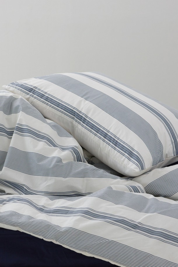 [오디넌트] 토누 스트라이프 60수 순면 차렵이불 S(SS) 베개커버+이불세트는 부드러운 60수 순면 소재로 제작되어 피부 자극 없이 포근한 잠자리를 선사합니다. Navy Cream, Matcha Cream 두 가지 색상으로 제공되며, 스트라이프 패턴이 은은한 포인트를 더합니다. 흡습, 통기, 보온 기능으로 사계절 내내 쾌적하게 사용할 수 있으며, 얇은 두께로 가볍고 형태 안정성이 뛰어납니다. OEKO-TEX STANDARD 100 인증을 받아 안심하고 사용할 수 있으며, 베개커버와 이불 세트로 구성되어 있습니다.
