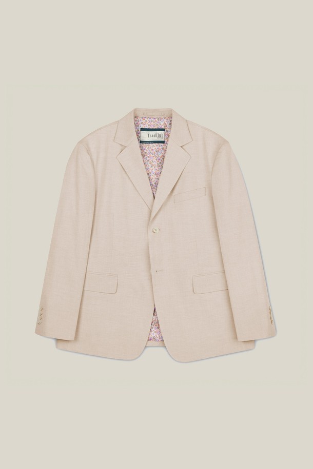 "튜더 플라워 오버 블레이저"는 여성스러운 무드를 연출하는 크롭 기장의 싱글 버튼 블레이저입니다. 봄, 가을 시즌에 어울리는 얇은 두께감과 부드러운 촉감의 폴리에스테르 소재로 제작되었습니다. 오버핏 디자인에 7부 소매 기장으로 세련된 핏을 선사하며, 플라워 패턴이 돋보입니다. 베이지와 핑크, 두 가지 색상으로 만나볼 수 있으며, 안감 플라워 패턴이 은은한 포인트를 더합니다. 데이트룩, 모임룩, 소개팅룩 등 다양한 TPO에 클래식, 미니멀, 로맨틱 스타일로 연출하기 좋습니다.
