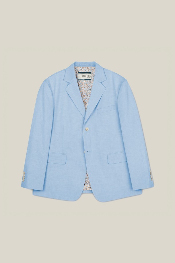 "튜더 플라워 오버 블레이저"는 여성스러운 무드를 연출하는 블레이저입니다. 스카이블루 컬러에 플라워 패턴이 더해져 우아하고 로맨틱한 분위기를 선사하며, 7부 소매와 크롭 기장으로 시원하게 착용하기 좋습니다. 싱글 버튼과 오버핏 디자인으로 편안하면서도 세련된 스타일을 완성하며, 봄, 여름철 데이트룩, 모임룩, 소개팅룩에 활용하기 좋습니다. 플라워 패턴 안감으로 고급스러움을 더한 얇은 두께의 블레이저입니다.
