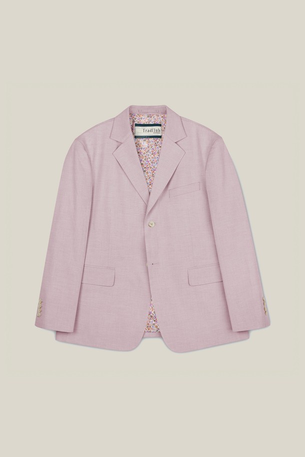 "튜더 플라워 오버 블레이저 (4COLORS)"는 여성스러운 무드를 연출하는 크롭 기장의 오버핏 블레이저입니다. 봄, 여름 시즌에 어울리는 얇은 두께감과 7부 소매 기장으로 시원하게 착용할 수 있습니다. 라이트 퍼플, 핑크 2가지 색상으로 출시되었으며, 싱글 버튼 여밈 방식으로 간편하게 스타일링할 수 있습니다. 안감에 플라워 패턴이 더해져 페미닌하고 엘레강스한 분위기를 선사하며, 데이트룩, 모임룩, 소개팅룩 등 다양한 TPO에 활용 가능합니다. 클래식하면서도 로맨틱한 스타일을 연출하고 싶은 분들께 추천합니다.
