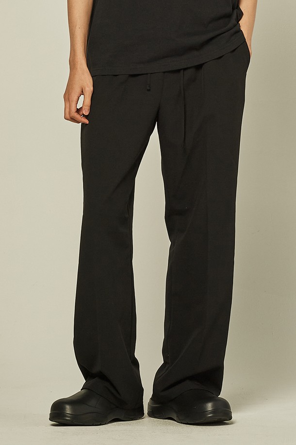 유니섹스 밴딩 세미와이드 슬랙스는 베이직하고 캐주얼한 스타일의 남녀 공용 슬랙스입니다. 봄, 가을에 적합하며, 일상복과 비즈니스 캐주얼, 출근룩에 모두 잘 어울립니다. 부드러운 폴리에스테르 소재로 제작되어 편안한 착용감을 선사하며, 레귤러 핏에 밴딩 처리로 활동성을 더했습니다. 세미와이드 실루엣으로 트렌디한 스타일을 연출하며, 블랙 컬러의 무지 디자인으로 다양한 상의와 손쉽게 매치할 수 있습니다.
