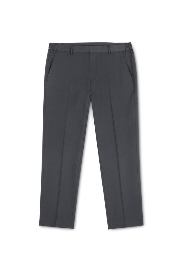 세련된 스타일을 완성하는 남성용 사이드 밴딩 크롭 테이퍼드 슬랙스입니다. 미니멀하고 베이직한 디자인으로 출근룩과 비즈니스 캐주얼에 적합하며, 다양한 스타일 연출이 가능합니다. 부드러운 촉감의 폴리에스테르 소재로 제작되어 봄, 여름, 가을 시즌에 시원하고 편안하게 착용할 수 있습니다. 슬림핏에 크롭 기장, 테이퍼드 핏으로 다리가 길어 보이는 효과를 선사합니다. 허리 사이드 밴딩 디테일로 활동성을 높였습니다.
