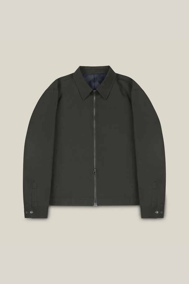 메트로 투웨이 코튼 블루종은 간절기 캐주얼룩에 제격인 여성 블루종입니다. 카키와 올리브 두 가지 색상으로 출시되어, 어떤 스타일에도 쉽게 매치할 수 있습니다. 봄, 가을 시즌에 적합하며, 오버핏 크롭 기장으로 트렌디한 핏을 연출합니다. 면 소재로 제작되어 편안한 착용감을 선사하며, 지퍼 디테일과 칼라 디자인으로 포인트를 더했습니다. 봄 소풍룩이나 캠핑룩, 미니멀하고 베이직한 스타일을 선호하는 분들께 추천합니다.
