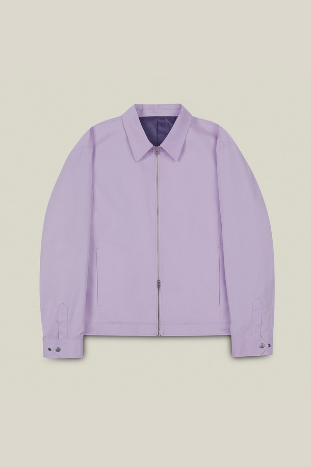 미니멀하고 캐주얼한 스타일의 여성용 "메트로 투웨이 코튼 블루종"입니다. 부드러운 코튼 소재로 제작되어 얇지만 편안한 착용감을 선사하며, 봄, 가을 간절기에 활용하기 좋습니다. 루즈핏 크롭 기장으로 트렌디함을 더하고, 퍼프 소매 디자인이 여성스러운 매력을 더합니다. 라벤더, 퍼플 두 가지 색상으로 출시되어 데이트룩, 봄 소풍룩 등 다양한 스타일 연출에 활용할 수 있습니다. 집업 여밈 방식으로 간편하게 착용 가능하며, 무지 디자인으로 어떤 옷에도 쉽게 매치할 수 있습니다.
