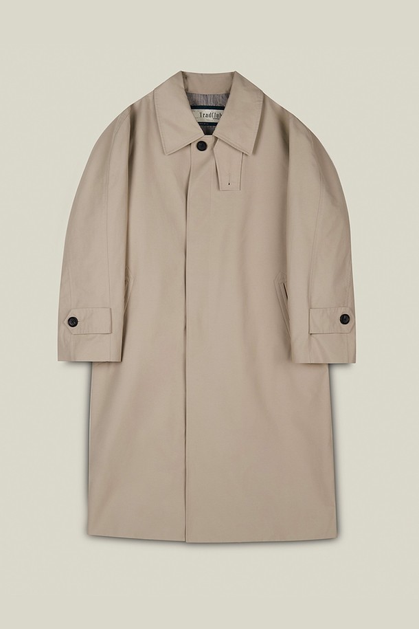 킬번 코튼 오버 트렌치코트는 부드러운 면 소재로 제작되어 편안한 착용감을 선사합니다. 베이직하고 미니멀한 디자인으로 여성스러운 스타일을 연출하며, 봄, 가을 시즌에 활용하기 좋습니다. 얇은 두께감과 드롭 숄더, 숄더 버튼 디테일이 특징이며, 싱글 버튼 여밈 방식으로 간편하게 착용할 수 있습니다. 미디엄 기장의 오버핏으로 출근룩, 데이트룩, 모임룩 등 다양한 TPO에 클래식하고 시크하게 매치하기 좋습니다.
