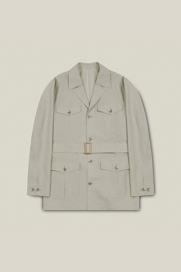 **코벤트 린넨 사파리 재킷**은 봄, 여름 시즌에 어울리는 캐주얼하고 베이직한 디자인의 아우터입니다. 린넨 소재로 제작되어 얇고 뻣뻣한 촉감을 가지며, 레귤러 핏으로 편안하게 착용 가능합니다. 베이지와 아이보리 두 가지 색상으로 제공되며, 싱글 버튼 여밈과 포켓 디테일이 특징입니다. 여행룩이나 산책룩과 같은 TPO에 적합하며, 미니멀, 클래식 스타일을 선호하는 분들께 추천합니다.
