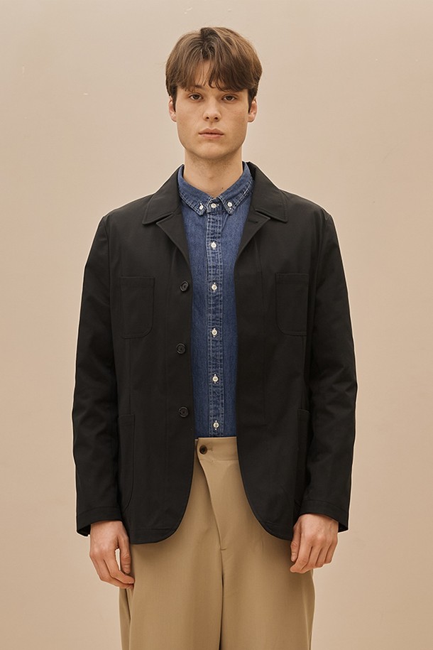 드레이턴 히든버튼 코튼 재킷은 미니멀하고 베이직한 디자인으로, 봄과 가을에 착용하기 좋은 남성용 아우터입니다. 부드러운 촉감의 면 소재로 제작되어 편안한 착용감을 선사하며, 레귤러 핏으로 제작되어 다양한 체형에 잘 어울립니다. 히든 버튼 디테일이 돋보이며, 테일러드 코트 타입으로 클래식하고 시크한 스타일을 연출합니다. 출근룩, 비즈니스 캐주얼, 모임룩 등 다양한 TPO에 활용 가능하며, 어떤 스타일에도 자연스럽게 매치되어 활용도가 높습니다. 블랙 컬러의 무지 디자인으로, 유행을 타지 않고 오랫동안 즐겨 입을 수 있습니다.
