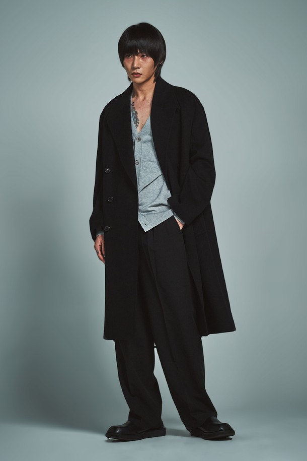 빅벤 울캐시미어 오버 더블코트는 가을, 겨울 시즌 남녀 모두를 위한 아우터입니다. 클래식하고 미니멀한 스타일을 추구하는 분들께 적합하며, 오피스룩, 출근룩, 모임룩 등 다양한 TPO에 활용할 수 있습니다. 부드러운 촉감의 울과 캐시미어 혼방 소재로 제작되어 고급스러운 착용감을 선사합니다. 롱 기장의 오버핏 디자인에 더블 버튼 여밈 방식을 적용하여 시크한 매력을 더했습니다. 무지 블랙 컬러로 어떤 옷에도 쉽게 매치하여 세련된 스타일을 연출할 수 있습니다.
