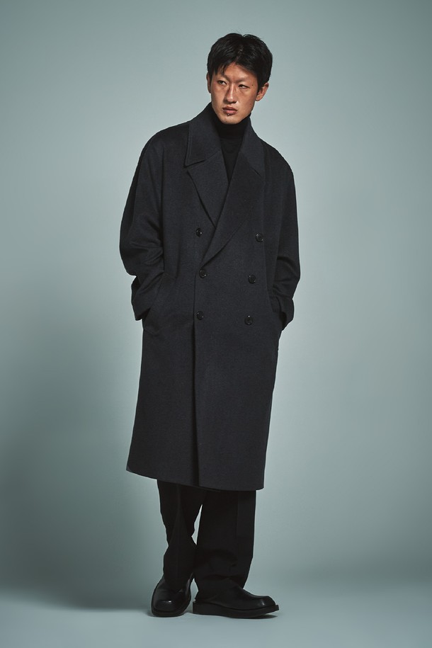 빅벤 울캐시미어 오버 더블코트는 남성용 아우터 코트입니다. 블랙과 차콜 두 가지 색상으로, 가을과 겨울에 착용하기 좋습니다. 울과 캐시미어 소재로 제작되어 부드러운 촉감과 고급스러운 분위기를 선사하며, 두꺼운 두께감으로 보온성을 높였습니다. 넉넉한 오버핏에 롱 기장의 더블 버튼 코트로, 클래식, 미니멀, 시크한 스타일을 연출하여 오피스룩, 비즈니스 캐주얼, 모임룩 등 다양한 TPO에 활용할 수 있습니다.
