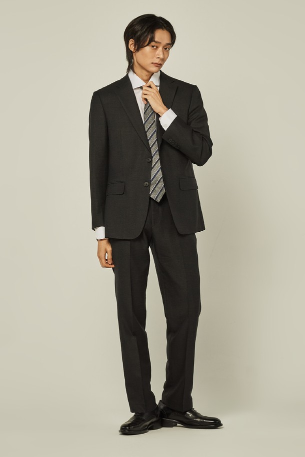 트래드클럽 캔터베리 클래식 레귤러 셋업 수트 (3컬러)는 남성 고객을 위한 포멀 및 비즈니스 스타일의 정장 수트입니다. 블랙, 네이비, 그레이 3가지 색상으로 출시되어, 오피스룩, 비즈니스 캐주얼, 출근룩 등 다양한 TPO에 활용 가능합니다. 레귤러핏 디자인에 싱글버튼 여밈 방식, 긴 소매 기장으로 클래식하고 미니멀한 스타일을 연출합니다. 폴리에스테르 소재로 제작되어 구김이 적고 관리가 용이하며, 신축성이 있어 편안한 착용감을 제공합니다. 사계절 모두 착용 가능한 두께감과 부드러운 촉감이 특징입니다.
