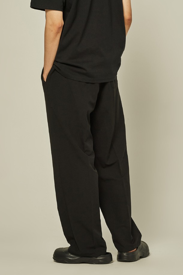 유니섹스 밴딩 세미와이드 슬랙스는 베이직하고 캐주얼한 스타일의 남녀 공용 슬랙스입니다. 봄, 가을에 적합하며, 일상복과 비즈니스 캐주얼, 출근룩에 모두 잘 어울립니다. 부드러운 폴리에스테르 소재로 제작되어 편안한 착용감을 선사하며, 레귤러 핏에 밴딩 처리로 활동성을 더했습니다. 세미와이드 실루엣으로 트렌디한 스타일을 연출하며, 블랙 컬러의 무지 디자인으로 다양한 상의와 손쉽게 매치할 수 있습니다.
