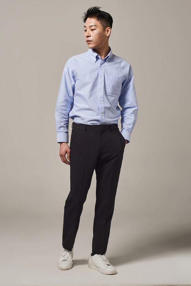 세련된 스타일을 완성하는 사이드 밴딩 크롭 테이퍼드 슬랙스입니다. 블랙 컬러의 폴리에스테르 소재로 제작되어 부드러운 촉감과 편안한 착용감을 선사합니다. 봄, 가을 시즌에 적합하며, 베이직하고 미니멀한 디자인으로 일상복은 물론 출근룩, 비즈니스 캐주얼에도 활용하기 좋습니다. 사이드 밴딩 디테일과 레귤러핏 테이퍼드 핏으로 스타일리시함을 더했으며, 크롭 기장으로 트렌디한 감각을 더했습니다. 미니멀, 클래식, 시크한 스타일을 즐기는 남녀 모두에게 추천합니다.
