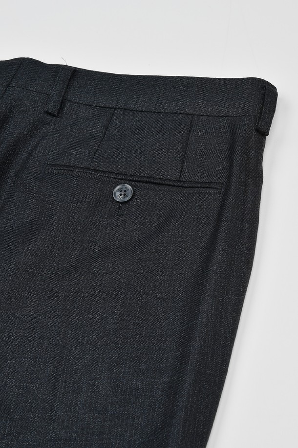 트래드클럽 캔터베리 클래식 레귤러 셋업 수트 (3컬러)는 남성 고객을 위한 포멀 및 비즈니스 스타일의 정장 수트입니다. 블랙, 네이비, 그레이 3가지 색상으로 출시되어, 오피스룩, 비즈니스 캐주얼, 출근룩 등 다양한 TPO에 활용 가능합니다. 레귤러핏 디자인에 싱글버튼 여밈 방식, 긴 소매 기장으로 클래식하고 미니멀한 스타일을 연출합니다. 폴리에스테르 소재로 제작되어 구김이 적고 관리가 용이하며, 신축성이 있어 편안한 착용감을 제공합니다. 사계절 모두 착용 가능한 두께감과 부드러운 촉감이 특징입니다.
