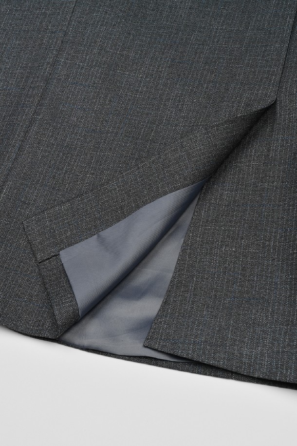 트래드클럽 캔터베리 클래식 레귤러 셋업 수트 (3컬러)는 남성을 위한 포멀하고 클래식한 스타일의 정장 수트입니다. 블랙, 네이비, 그레이 3가지 색상으로 제공되며, 봄, 가을, 겨울 계절에 착용하기 좋습니다. 폴리에스테르 소재로 제작되어 구김이 적고 관리가 용이하며, 부드러운 촉감을 선사합니다. 레귤러핏 싱글버튼 디자인으로, 오피스룩, 비즈니스 캐주얼, 출근룩 등 다양한 TPO에 활용 가능합니다.
