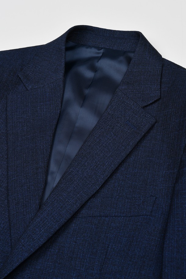 트래드클럽 캔터베리 클래식 레귤러 셋업 수트 (3컬러)는 남성 고객을 위한 포멀한 정장 수트로, 클래식하고 미니멀한 스타일을 연출합니다. 네이비, 블랙, 그레이 3가지 색상으로 출시되어, 오피스룩, 출근룩, 모임룩 등 다양한 TPO에 활용 가능합니다. 레귤러핏에 싱글 버튼 여밈, 긴 소매 기장으로 디자인되었으며, 구김이 적고 관리가 용이한 폴리에스터 소재를 사용하여 편안한 착용감을 제공합니다. 사계절 모두 착용 가능하며, 신축성이 있어 활동성을 높였습니다.
