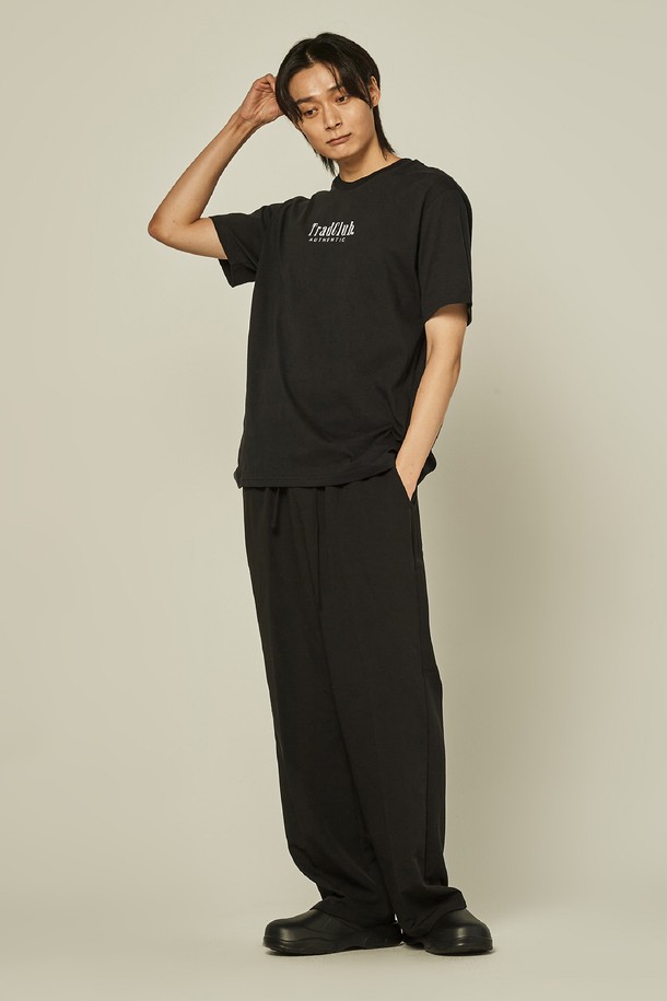 유니섹스 밴딩 세미와이드 슬랙스는 베이직하고 캐주얼한 스타일의 남녀 공용 슬랙스입니다. 봄, 가을에 적합하며, 일상복과 비즈니스 캐주얼, 출근룩에 모두 잘 어울립니다. 부드러운 폴리에스테르 소재로 제작되어 편안한 착용감을 선사하며, 레귤러 핏에 밴딩 처리로 활동성을 더했습니다. 세미와이드 실루엣으로 트렌디한 스타일을 연출하며, 블랙 컬러의 무지 디자인으로 다양한 상의와 손쉽게 매치할 수 있습니다.
