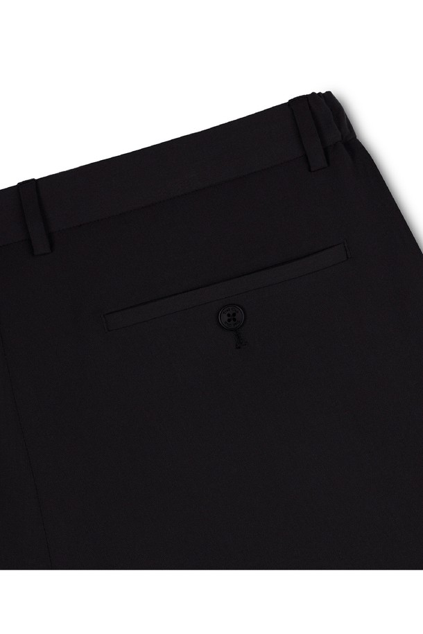 세련된 스타일을 완성하는 사이드 밴딩 크롭 테이퍼드 슬랙스입니다. 블랙 컬러의 폴리에스테르 소재로 제작되어 부드러운 촉감과 편안한 착용감을 선사합니다. 봄, 가을 시즌에 적합하며, 베이직하고 미니멀한 디자인으로 일상복은 물론 출근룩, 비즈니스 캐주얼에도 활용하기 좋습니다. 사이드 밴딩 디테일과 레귤러핏 테이퍼드 핏으로 스타일리시함을 더했으며, 크롭 기장으로 트렌디한 감각을 더했습니다. 미니멀, 클래식, 시크한 스타일을 즐기는 남녀 모두에게 추천합니다.
