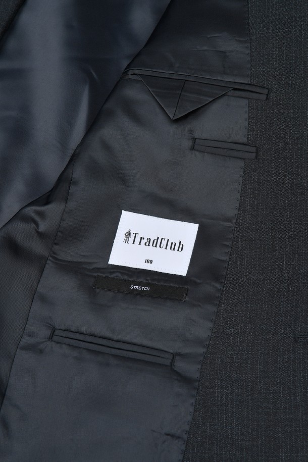 트래드클럽 캔터베리 클래식 레귤러 셋업 수트 (3컬러)는 남성 고객을 위한 포멀 및 비즈니스 스타일의 정장 수트입니다. 블랙, 네이비, 그레이 3가지 색상으로 출시되어, 오피스룩, 비즈니스 캐주얼, 출근룩 등 다양한 TPO에 활용 가능합니다. 레귤러핏 디자인에 싱글버튼 여밈 방식, 긴 소매 기장으로 클래식하고 미니멀한 스타일을 연출합니다. 폴리에스테르 소재로 제작되어 구김이 적고 관리가 용이하며, 신축성이 있어 편안한 착용감을 제공합니다. 사계절 모두 착용 가능한 두께감과 부드러운 촉감이 특징입니다.
