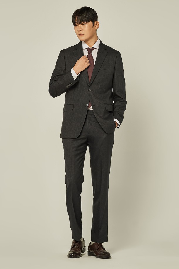 트래드클럽 캔터베리 클래식 레귤러 셋업 수트 (3컬러)는 남성을 위한 포멀하고 클래식한 스타일의 정장 수트입니다. 블랙, 네이비, 그레이 3가지 색상으로 제공되며, 봄, 가을, 겨울 계절에 착용하기 좋습니다. 폴리에스테르 소재로 제작되어 구김이 적고 관리가 용이하며, 부드러운 촉감을 선사합니다. 레귤러핏 싱글버튼 디자인으로, 오피스룩, 비즈니스 캐주얼, 출근룩 등 다양한 TPO에 활용 가능합니다.
