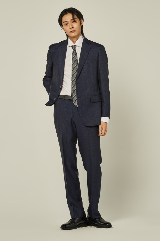 트래드클럽 캔터베리 클래식 레귤러 셋업 수트 (3컬러)는 남성 고객을 위한 포멀한 정장 수트로, 클래식하고 미니멀한 스타일을 연출합니다. 네이비, 블랙, 그레이 3가지 색상으로 출시되어, 오피스룩, 출근룩, 모임룩 등 다양한 TPO에 활용 가능합니다. 레귤러핏에 싱글 버튼 여밈, 긴 소매 기장으로 디자인되었으며, 구김이 적고 관리가 용이한 폴리에스터 소재를 사용하여 편안한 착용감을 제공합니다. 사계절 모두 착용 가능하며, 신축성이 있어 활동성을 높였습니다.
