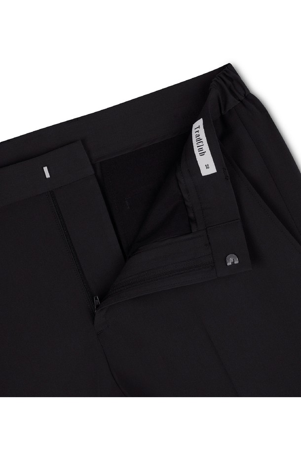 세련된 스타일을 완성하는 사이드 밴딩 크롭 테이퍼드 슬랙스입니다. 블랙 컬러의 폴리에스테르 소재로 제작되어 부드러운 촉감과 편안한 착용감을 선사합니다. 봄, 가을 시즌에 적합하며, 베이직하고 미니멀한 디자인으로 일상복은 물론 출근룩, 비즈니스 캐주얼에도 활용하기 좋습니다. 사이드 밴딩 디테일과 레귤러핏 테이퍼드 핏으로 스타일리시함을 더했으며, 크롭 기장으로 트렌디한 감각을 더했습니다. 미니멀, 클래식, 시크한 스타일을 즐기는 남녀 모두에게 추천합니다.
