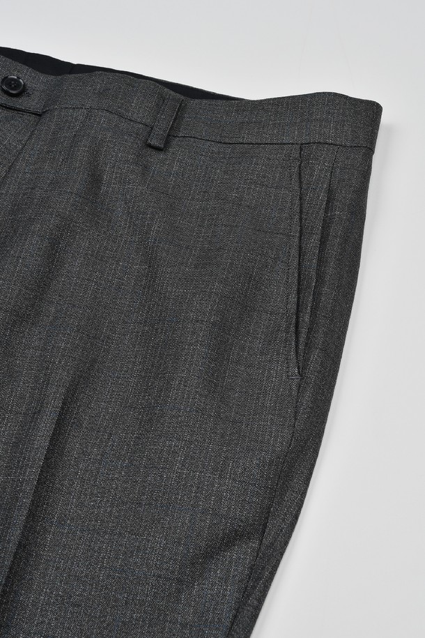 트래드클럽 캔터베리 클래식 레귤러 셋업 수트 (3컬러)는 남성을 위한 포멀하고 클래식한 스타일의 정장 수트입니다. 블랙, 네이비, 그레이 3가지 색상으로 제공되며, 봄, 가을, 겨울 계절에 착용하기 좋습니다. 폴리에스테르 소재로 제작되어 구김이 적고 관리가 용이하며, 부드러운 촉감을 선사합니다. 레귤러핏 싱글버튼 디자인으로, 오피스룩, 비즈니스 캐주얼, 출근룩 등 다양한 TPO에 활용 가능합니다.
