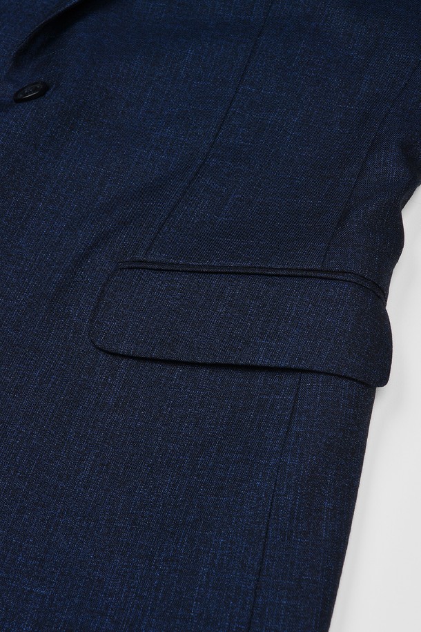 트래드클럽 캔터베리 클래식 레귤러 셋업 수트 (3컬러)는 남성 고객을 위한 포멀한 정장 수트로, 클래식하고 미니멀한 스타일을 연출합니다. 네이비, 블랙, 그레이 3가지 색상으로 출시되어, 오피스룩, 출근룩, 모임룩 등 다양한 TPO에 활용 가능합니다. 레귤러핏에 싱글 버튼 여밈, 긴 소매 기장으로 디자인되었으며, 구김이 적고 관리가 용이한 폴리에스터 소재를 사용하여 편안한 착용감을 제공합니다. 사계절 모두 착용 가능하며, 신축성이 있어 활동성을 높였습니다.
