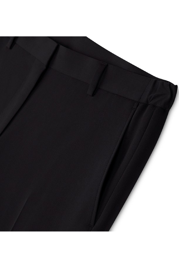 세련된 스타일을 완성하는 사이드 밴딩 크롭 테이퍼드 슬랙스입니다. 블랙 컬러의 폴리에스테르 소재로 제작되어 부드러운 촉감과 편안한 착용감을 선사합니다. 봄, 가을 시즌에 적합하며, 베이직하고 미니멀한 디자인으로 일상복은 물론 출근룩, 비즈니스 캐주얼에도 활용하기 좋습니다. 사이드 밴딩 디테일과 레귤러핏 테이퍼드 핏으로 스타일리시함을 더했으며, 크롭 기장으로 트렌디한 감각을 더했습니다. 미니멀, 클래식, 시크한 스타일을 즐기는 남녀 모두에게 추천합니다.
