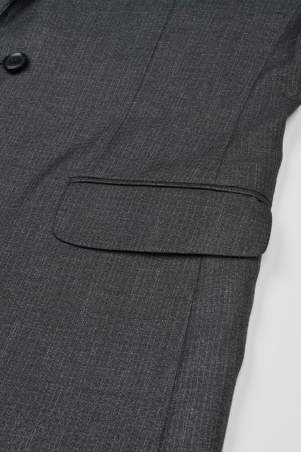 트래드클럽 캔터베리 클래식 레귤러 셋업 수트 (3컬러)는 남성을 위한 포멀하고 클래식한 스타일의 정장 수트입니다. 블랙, 네이비, 그레이 3가지 색상으로 제공되며, 봄, 가을, 겨울 계절에 착용하기 좋습니다. 폴리에스테르 소재로 제작되어 구김이 적고 관리가 용이하며, 부드러운 촉감을 선사합니다. 레귤러핏 싱글버튼 디자인으로, 오피스룩, 비즈니스 캐주얼, 출근룩 등 다양한 TPO에 활용 가능합니다.
