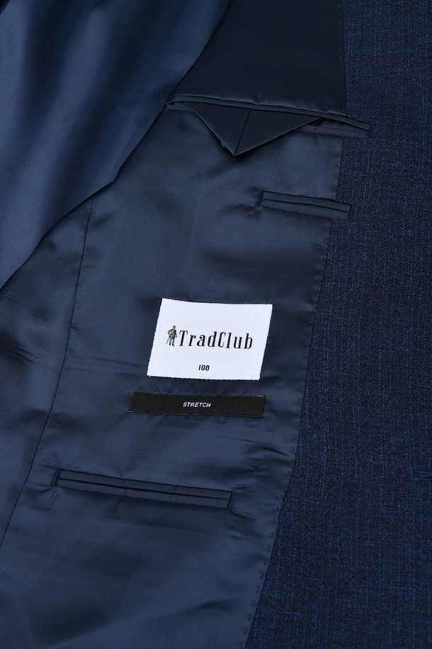 트래드클럽 캔터베리 클래식 레귤러 셋업 수트 (3컬러)는 남성 고객을 위한 포멀한 정장 수트로, 클래식하고 미니멀한 스타일을 연출합니다. 네이비, 블랙, 그레이 3가지 색상으로 출시되어, 오피스룩, 출근룩, 모임룩 등 다양한 TPO에 활용 가능합니다. 레귤러핏에 싱글 버튼 여밈, 긴 소매 기장으로 디자인되었으며, 구김이 적고 관리가 용이한 폴리에스터 소재를 사용하여 편안한 착용감을 제공합니다. 사계절 모두 착용 가능하며, 신축성이 있어 활동성을 높였습니다.
