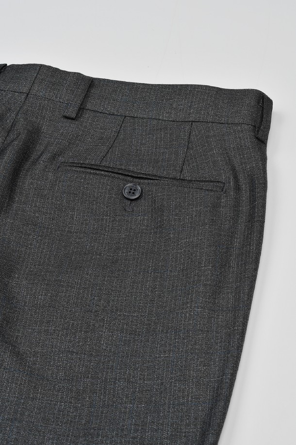 트래드클럽 캔터베리 클래식 레귤러 셋업 수트 (3컬러)는 남성을 위한 포멀하고 클래식한 스타일의 정장 수트입니다. 블랙, 네이비, 그레이 3가지 색상으로 제공되며, 봄, 가을, 겨울 계절에 착용하기 좋습니다. 폴리에스테르 소재로 제작되어 구김이 적고 관리가 용이하며, 부드러운 촉감을 선사합니다. 레귤러핏 싱글버튼 디자인으로, 오피스룩, 비즈니스 캐주얼, 출근룩 등 다양한 TPO에 활용 가능합니다.
