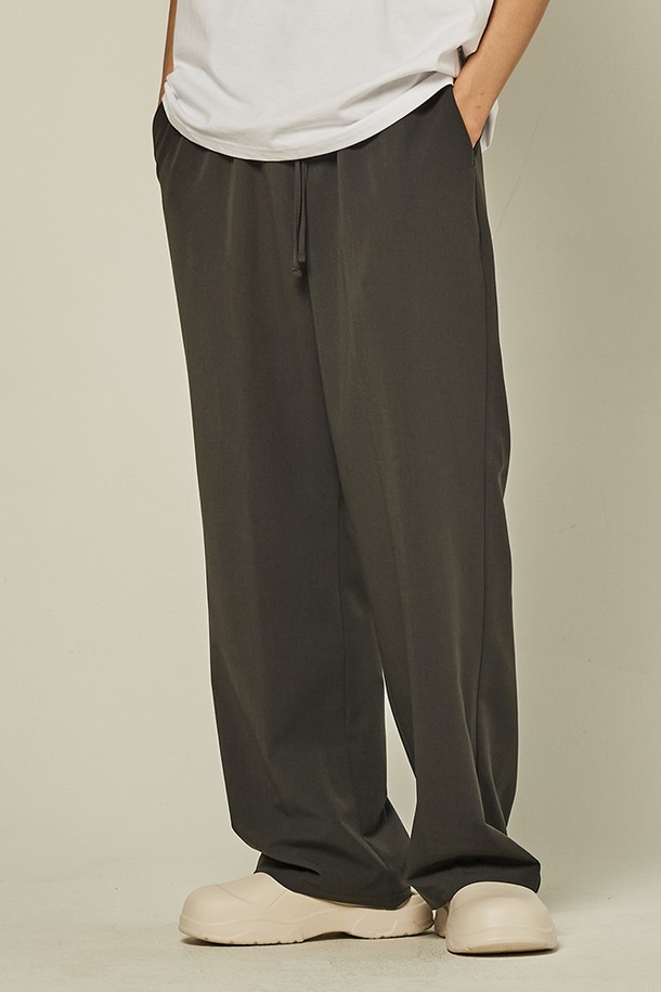 유니섹스 밴딩 세미와이드 슬랙스는 베이직하고 캐주얼한 스타일의 데일리 웨어로, 출근룩과 비즈니스 캐주얼에 활용하기 좋습니다. 봄, 여름, 가을 시즌에 적합하며, 얇고 부드러운 폴리에스테르 소재로 제작되어 편안한 착용감을 선사합니다. 루즈핏 세미와이드 핏으로 트렌디한 스타일을 연출하며, 밴딩 처리로 활동성을 높였습니다. 무지 디자인의 그레이 컬러로 다양한 상의와 쉽게 매치하여 미니멀하고 클래식한 룩을 완성할 수 있습니다.
