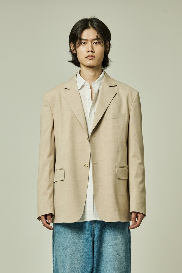 "튜더 플라워 오버 블레이저"는 여성스러운 무드를 연출하는 크롭 기장의 싱글 버튼 블레이저입니다. 봄, 가을 시즌에 어울리는 얇은 두께감과 부드러운 촉감의 폴리에스테르 소재로 제작되었습니다. 오버핏 디자인에 7부 소매 기장으로 세련된 핏을 선사하며, 플라워 패턴이 돋보입니다. 베이지와 핑크, 두 가지 색상으로 만나볼 수 있으며, 안감 플라워 패턴이 은은한 포인트를 더합니다. 데이트룩, 모임룩, 소개팅룩 등 다양한 TPO에 클래식, 미니멀, 로맨틱 스타일로 연출하기 좋습니다.
