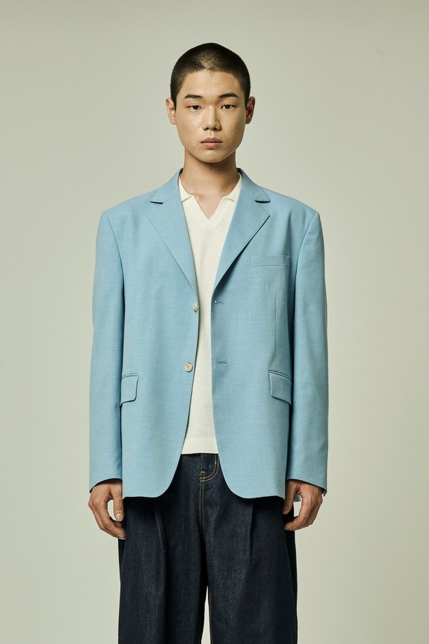 "튜더 플라워 오버 블레이저"는 여성스러운 무드를 연출하는 블레이저입니다. 스카이블루 컬러에 플라워 패턴이 더해져 우아하고 로맨틱한 분위기를 선사하며, 7부 소매와 크롭 기장으로 시원하게 착용하기 좋습니다. 싱글 버튼과 오버핏 디자인으로 편안하면서도 세련된 스타일을 완성하며, 봄, 여름철 데이트룩, 모임룩, 소개팅룩에 활용하기 좋습니다. 플라워 패턴 안감으로 고급스러움을 더한 얇은 두께의 블레이저입니다.
