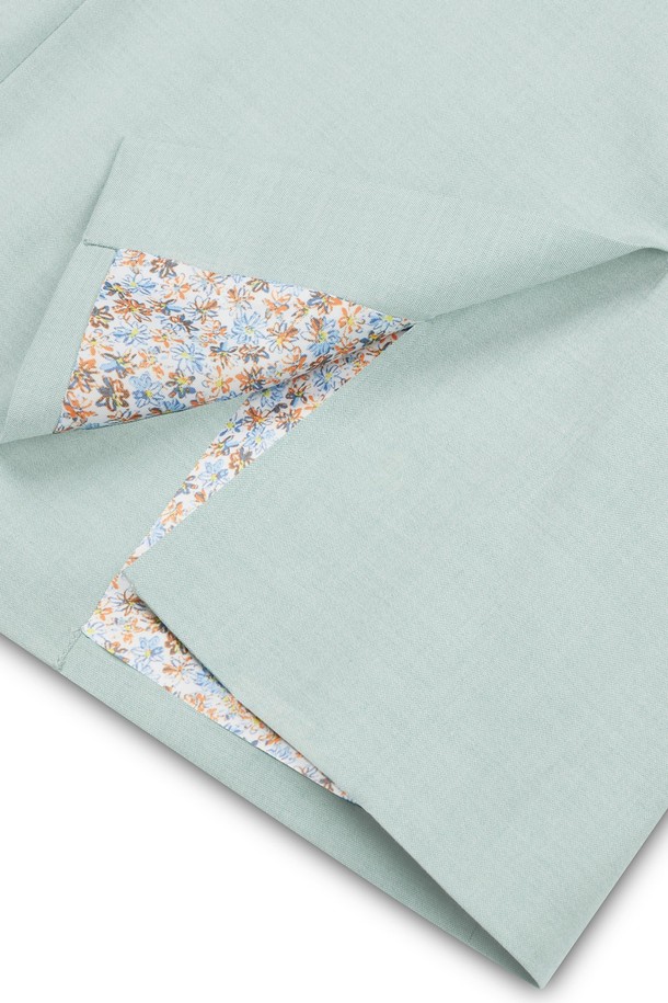 "튜더 플라워 오버 블레이저"는 여성스러운 무드를 연출하는 블레이저입니다. 민트 컬러, 오버핏으로 제작되어 편안하면서도 세련된 스타일을 선사합니다. 봄, 여름 시즌에 적합하며, 싱글 버튼 여밈 방식으로 깔끔하게 떨어지는 핏을 자랑합니다. 플라워 패턴 안감 디테일이 돋보이며, 데이트룩, 오피스룩, 모임룩 등 다양한 TPO에 활용 가능합니다. 클래식, 미니멀, 걸리시 스타일을 즐겨 입는 분들께 추천합니다.
