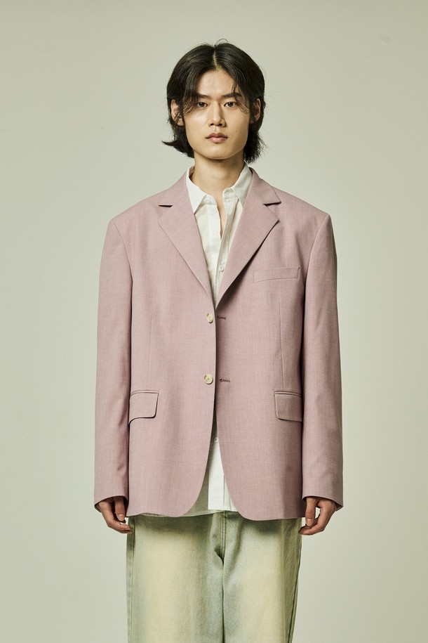 "튜더 플라워 오버 블레이저 (4COLORS)"는 여성스러운 무드를 연출하는 크롭 기장의 오버핏 블레이저입니다. 봄, 여름 시즌에 어울리는 얇은 두께감과 7부 소매 기장으로 시원하게 착용할 수 있습니다. 라이트 퍼플, 핑크 2가지 색상으로 출시되었으며, 싱글 버튼 여밈 방식으로 간편하게 스타일링할 수 있습니다. 안감에 플라워 패턴이 더해져 페미닌하고 엘레강스한 분위기를 선사하며, 데이트룩, 모임룩, 소개팅룩 등 다양한 TPO에 활용 가능합니다. 클래식하면서도 로맨틱한 스타일을 연출하고 싶은 분들께 추천합니다.
