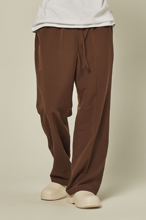 유니섹스 밴딩 세미와이드 슬랙스는 베이직하고 캐주얼한 스타일을 추구하는 분들을 위한 반바지입니다. 브라운 컬러로, 여행이나 휴가와 같은 TPO에 맞춰 미니멀하고 클래식한 스타일을 연출하기 좋습니다. 밴딩 처리로 편안한 착용감을 제공하며, 루즈핏의 세미와이드 핏으로 활동성을 높였습니다. 무지 패턴으로 어떤 상의와도 매치하기 쉬워 데일리룩으로 활용도가 높습니다. 봄, 여름, 가을 계절에 적합하여 실용적인 아이템입니다.
