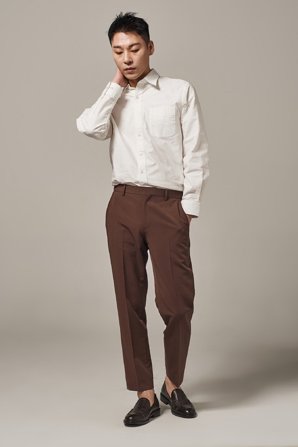 **사이드 밴딩 크롭 테이퍼드 슬랙스**는 남녀 모두 착용 가능한 슬랙스입니다. 브라운 컬러의 폴리에스터 소재로 제작되어 부드러운 촉감을 선사하며, 봄, 가을에 적합합니다. 베이직하고 미니멀한 스타일로, 출근룩과 비즈니스 캐주얼에 활용하기 좋습니다. 크롭 기장의 테이퍼드 핏으로 다리가 길어 보이는 효과를 주며, 사이드 밴딩 디테일로 편안함까지 더했습니다. 무지 패턴의 얇은 두께로, 다양한 상의와 매치하여 미니멀, 클래식, 캐주얼 스타일을 연출할 수 있습니다.
