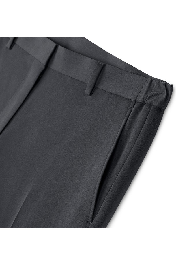 세련된 스타일을 완성하는 남성용 사이드 밴딩 크롭 테이퍼드 슬랙스입니다. 미니멀하고 베이직한 디자인으로 출근룩과 비즈니스 캐주얼에 적합하며, 다양한 스타일 연출이 가능합니다. 부드러운 촉감의 폴리에스테르 소재로 제작되어 봄, 여름, 가을 시즌에 시원하고 편안하게 착용할 수 있습니다. 슬림핏에 크롭 기장, 테이퍼드 핏으로 다리가 길어 보이는 효과를 선사합니다. 허리 사이드 밴딩 디테일로 활동성을 높였습니다.

