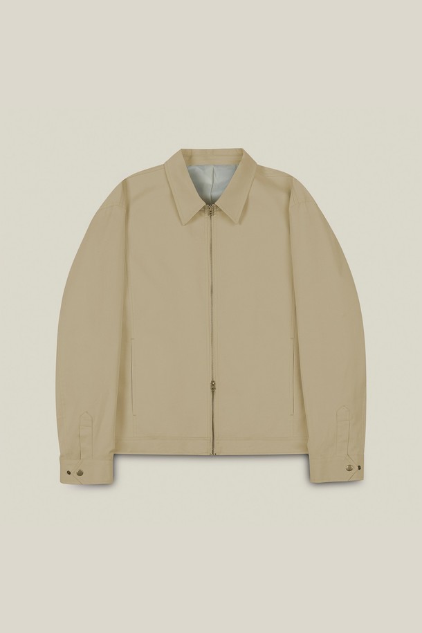 메트로 투웨이 코튼 블루종은 미니멀하고 베이직한 스타일을 추구하는 남성들을 위한 아우터입니다. 부드러운 촉감의 면 소재로 제작되어 봄, 가을 간절기에 착용하기 좋으며, 크롭 기장과 레귤러핏으로 트렌디한 실루엣을 연출합니다. 베이지 컬러에 무지 디자인으로 어떤 옷에도 쉽게 매치할 수 있으며, 집업 여밈 방식과 칼라 디테일이 특징입니다. 출근룩이나 데이트룩과 같이 다양한 TPO에 활용할 수 있는 실용적인 아이템입니다.
