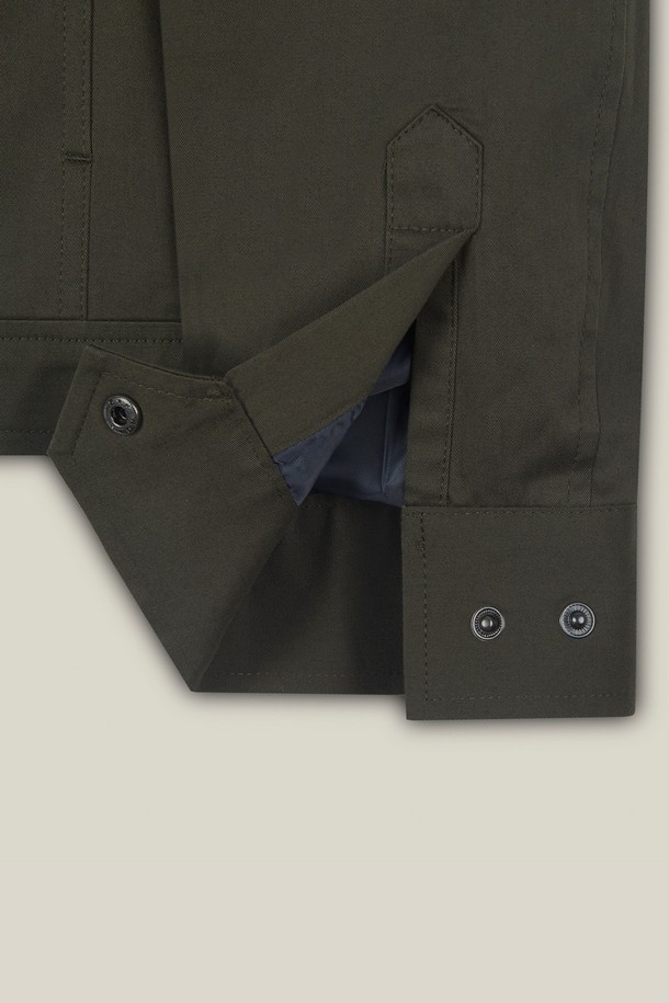 메트로 투웨이 코튼 블루종은 간절기 캐주얼룩에 제격인 여성 블루종입니다. 카키와 올리브 두 가지 색상으로 출시되어, 어떤 스타일에도 쉽게 매치할 수 있습니다. 봄, 가을 시즌에 적합하며, 오버핏 크롭 기장으로 트렌디한 핏을 연출합니다. 면 소재로 제작되어 편안한 착용감을 선사하며, 지퍼 디테일과 칼라 디자인으로 포인트를 더했습니다. 봄 소풍룩이나 캠핑룩, 미니멀하고 베이직한 스타일을 선호하는 분들께 추천합니다.
